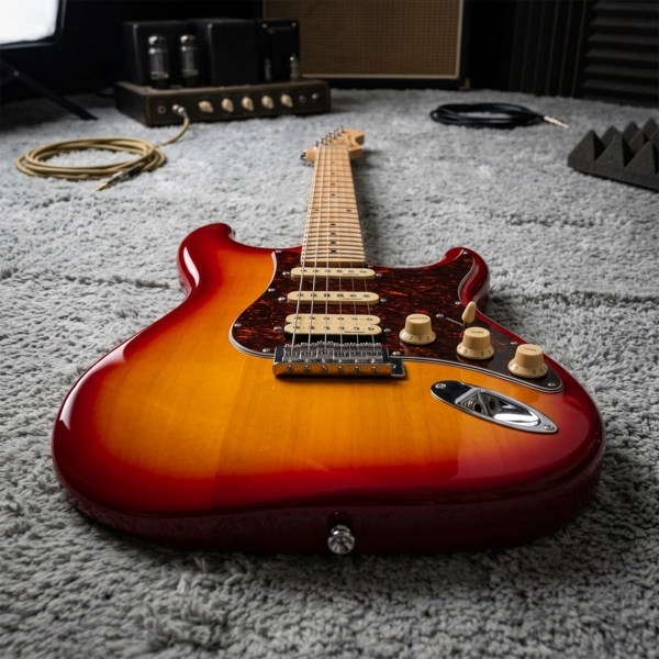 AMW SEST250 Cherry Burst Guitarra Stratocaster HSS By SQOE